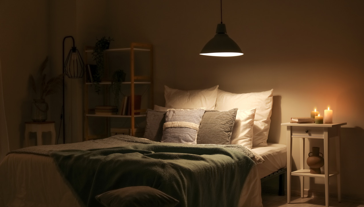 praktisch eingerichtetes Schlafzimmer