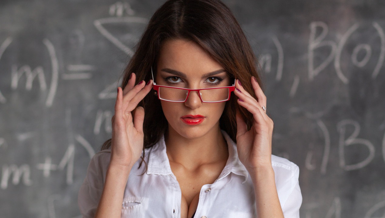 Sexy intelligente Frau vor einer Tafel