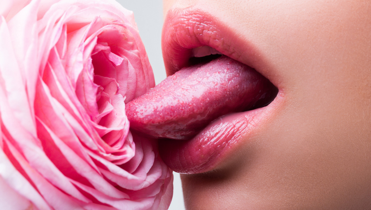 Frau Zunge Lippen Lippenstift Rose lecken Oralsex Cunnilingus Blümchensex
