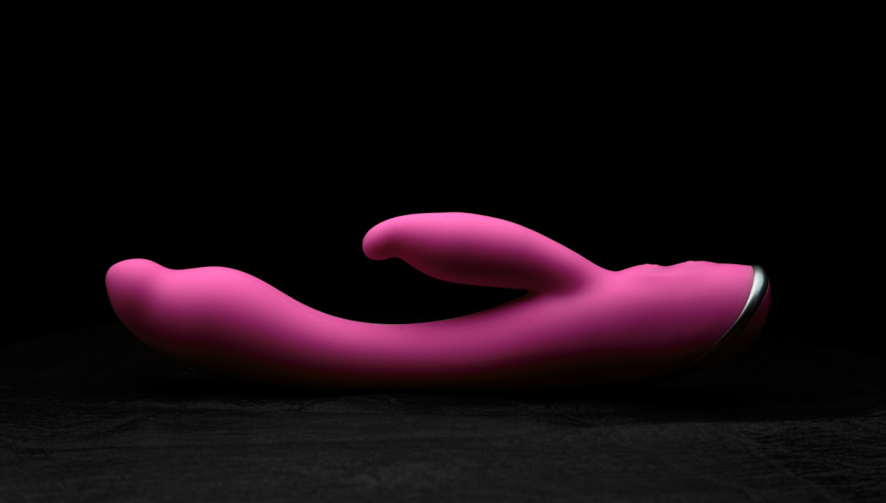 Sexspielzeug Sextoys pinker Vibrator vor schwarzem Hintergrund
