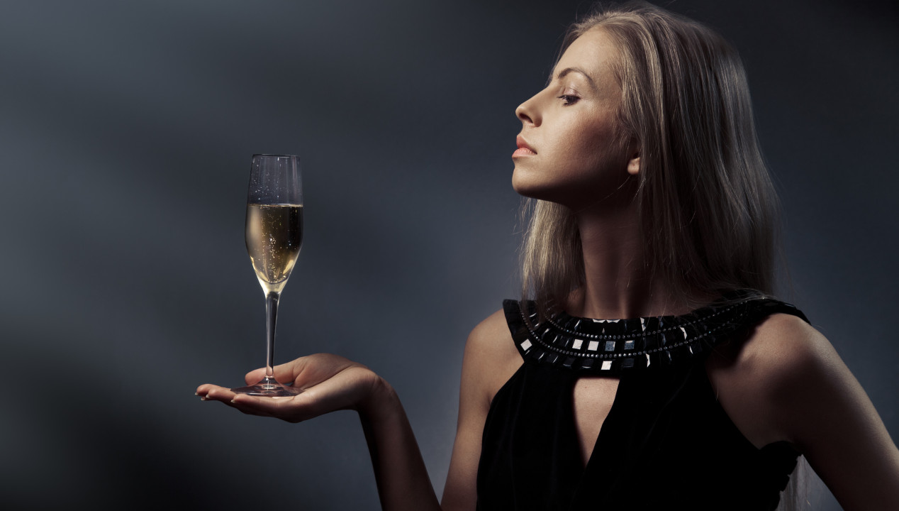 Junge Lady Champagnerglas Natursekt Golden Shower