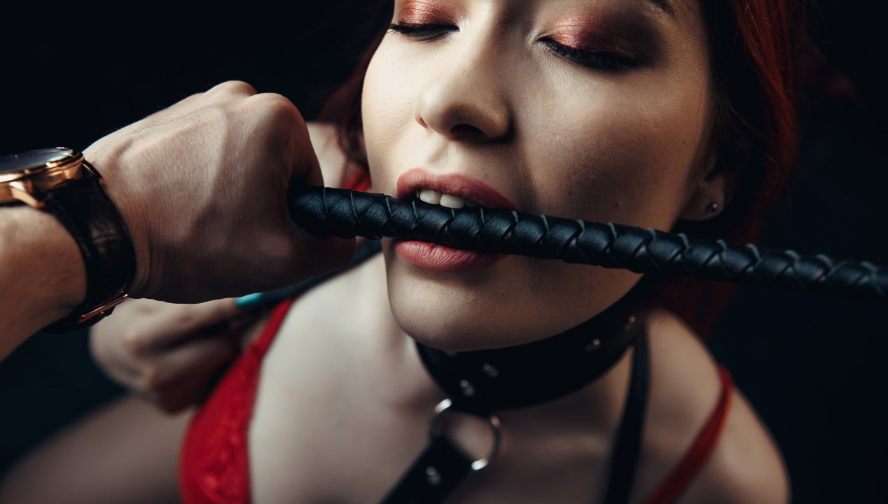 BDSM Sklavin Halsband Gerte