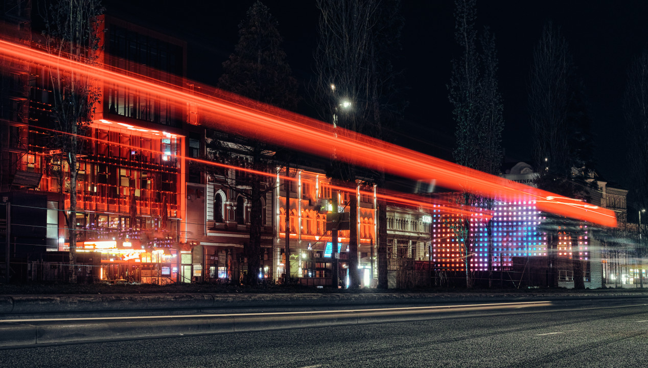 Hamburger Gebäude an der Reeperbahn bei Nacht