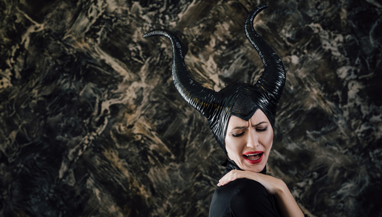 schöne Frau, die sich für den Halloween-Camsex als Teufelin verkleidet hat, schreit