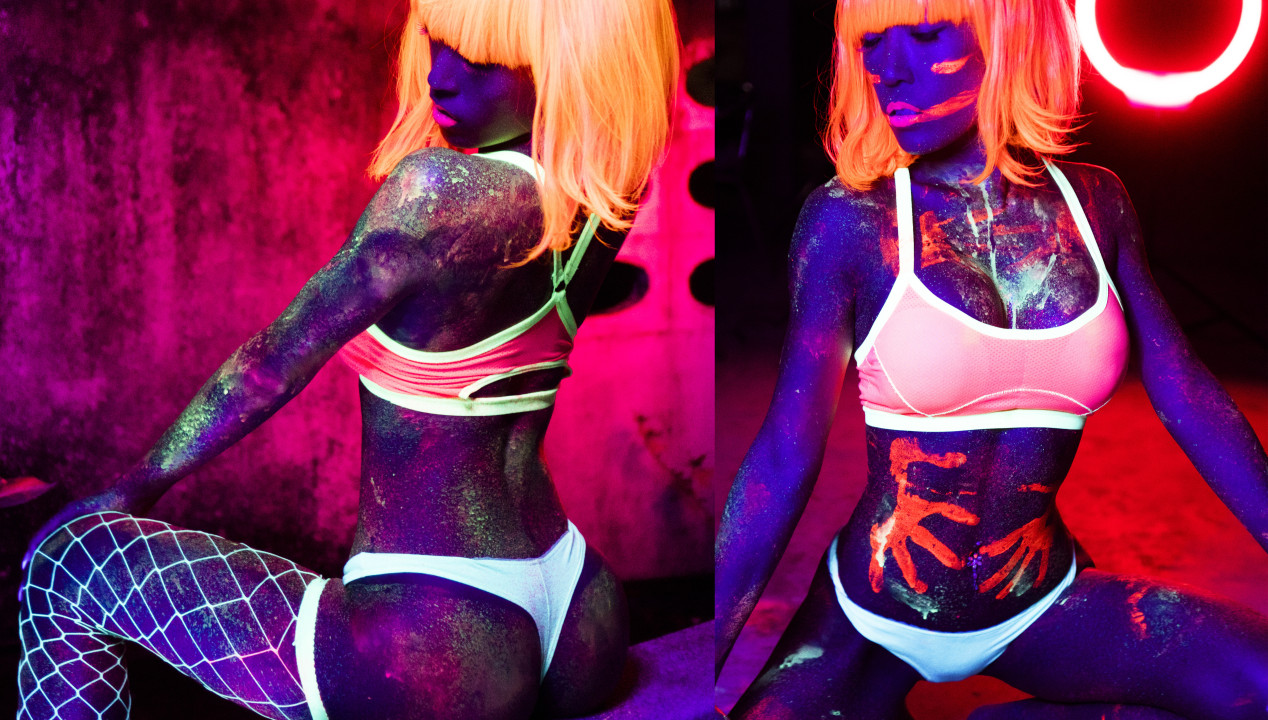 Zwei fluoreszierende Frauen mit sexy Body Make-up