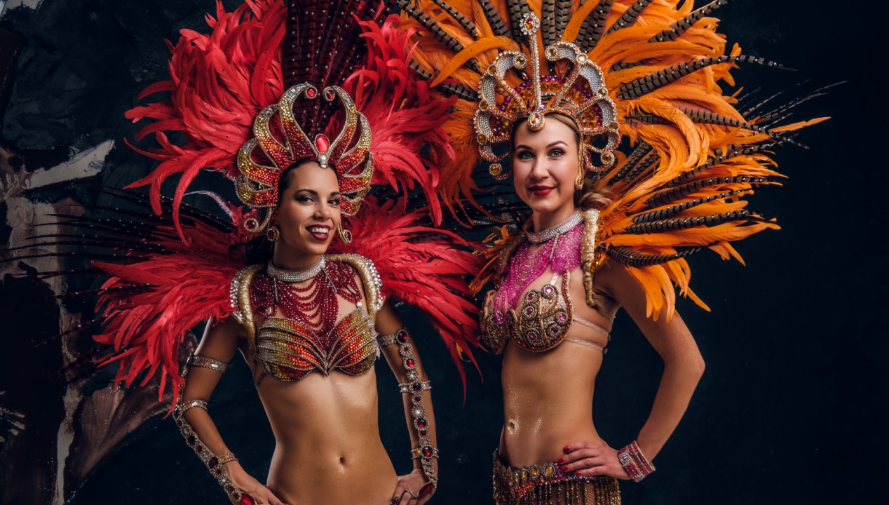 Zwei brasilianische Tänzerinnen schauen für Camsex an Karneval in eine Kamera