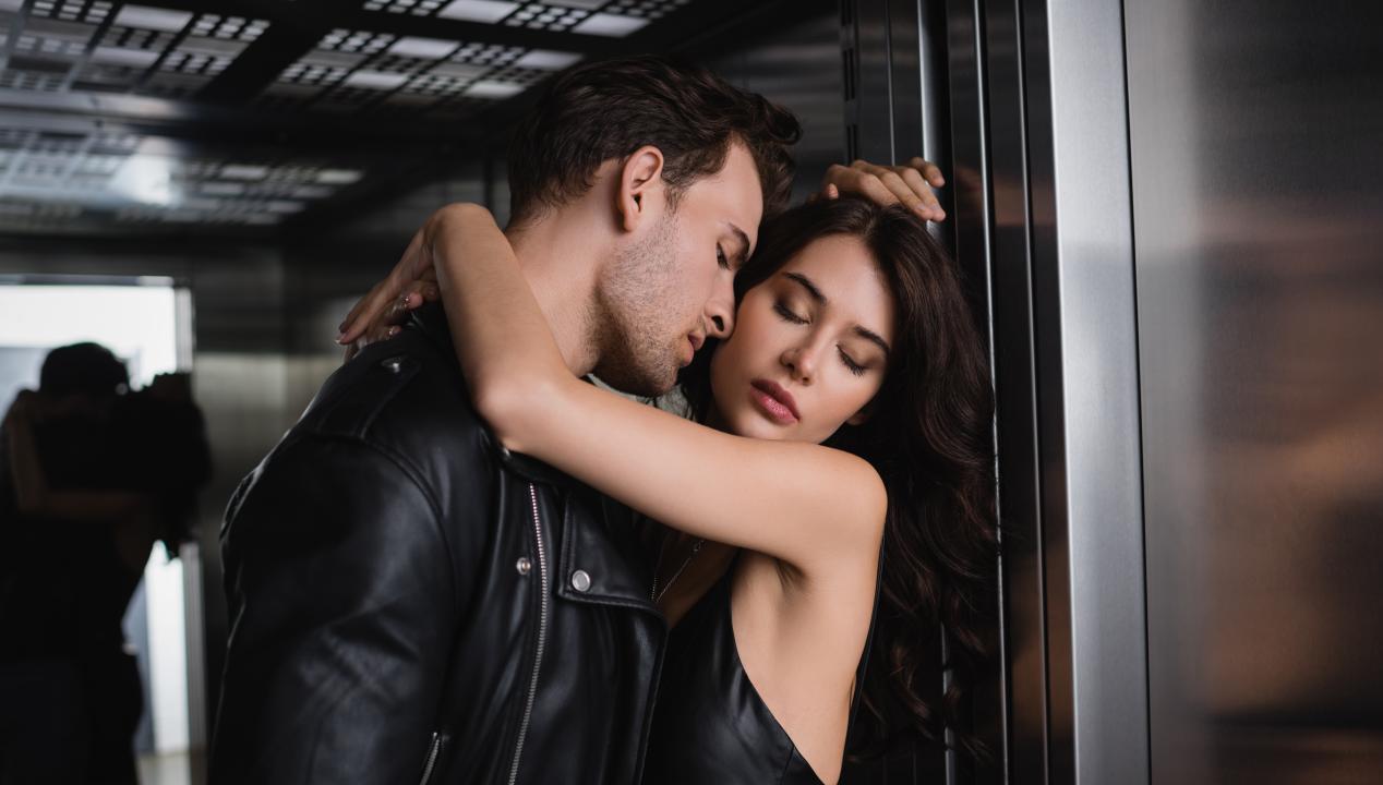 Paar in Lederkleidung freut sich auf Spontansex im Fahrstuhl
