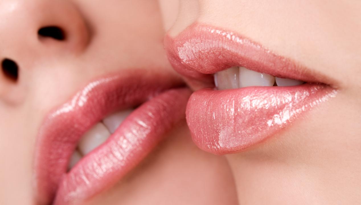 Frauenlippen vor dem Kuss für den Pornodreh für einen Bi-Dreier FFM