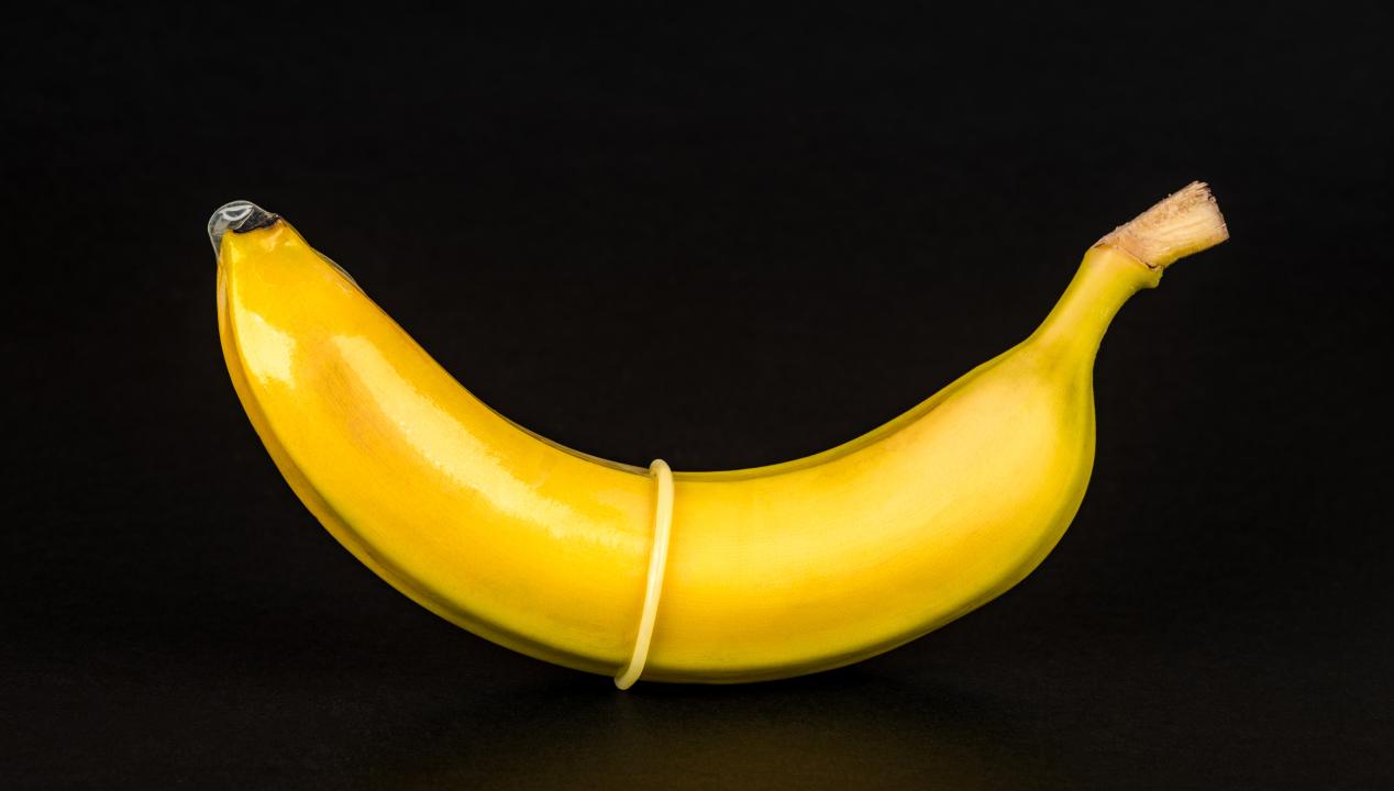 Banane mit Kondom als Sextoy