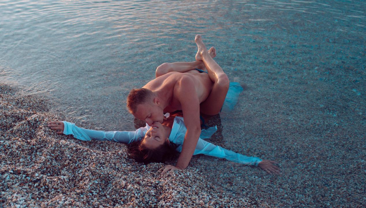 Pärchen beim Sex im Wasser