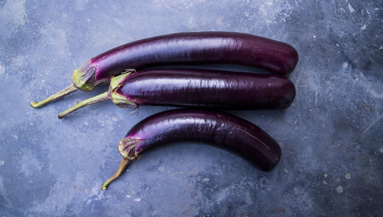 verschieden große Auberginen als Symbole für den Schwanzvergleich bei der Small Penis Humiliation (SPH)